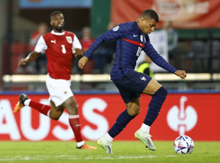 Kylian Mbappe Selamatkan...