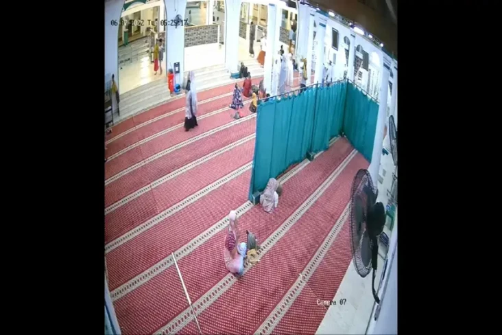 Maling HP di Masjid...