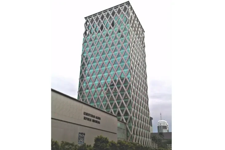 4 Gedung Kementerian...