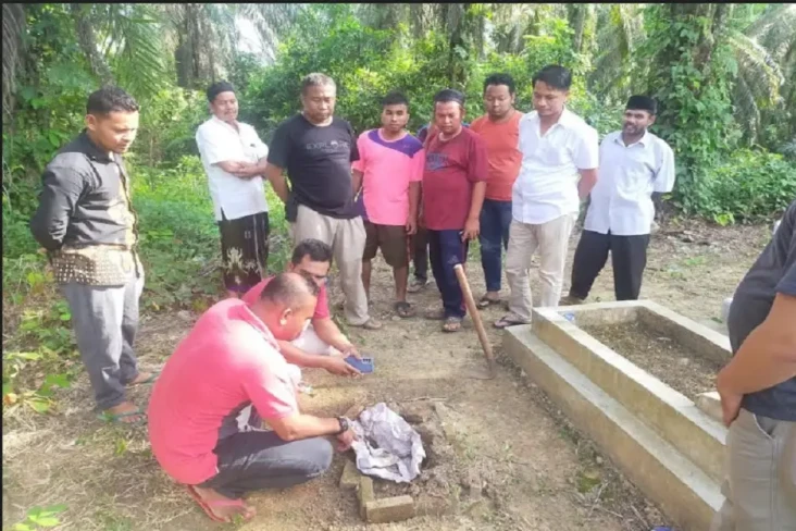 Heboh Makam Bayi di...