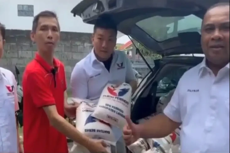 Berbagi Kebahagiaan...