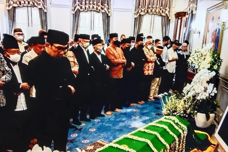 Ridwan Kamil Jadi Imam...