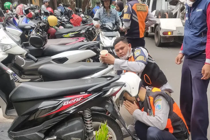 Parkir Sembarangan,...