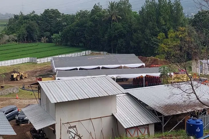 Tenda Besar Berdiri...