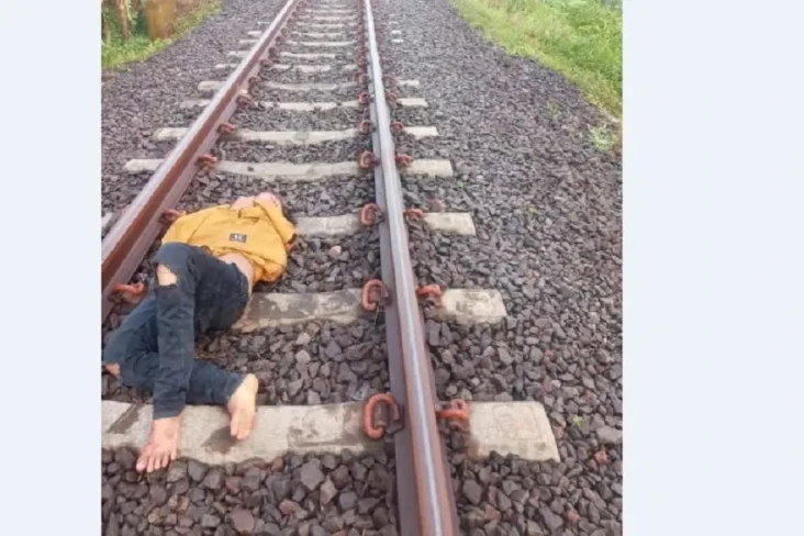 Tertidur di Rel, Remaja...