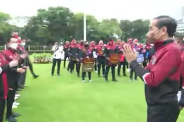 Presiden Jokowi Serahkan...