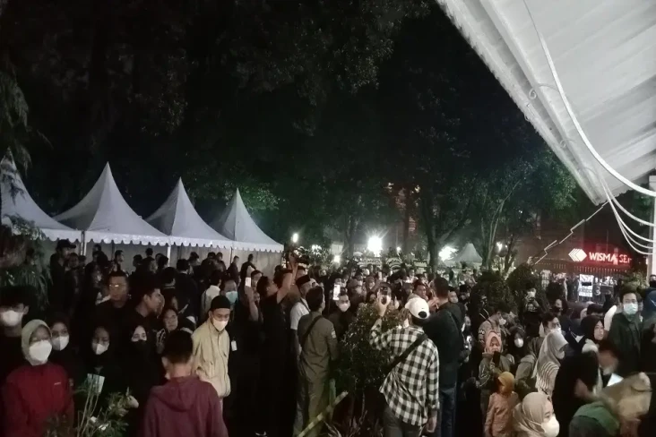 Ribuan Warga Terus Berdatangan...
