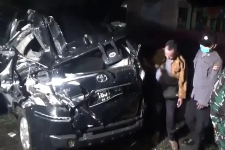 Parkir Mobil Sembarangan,...