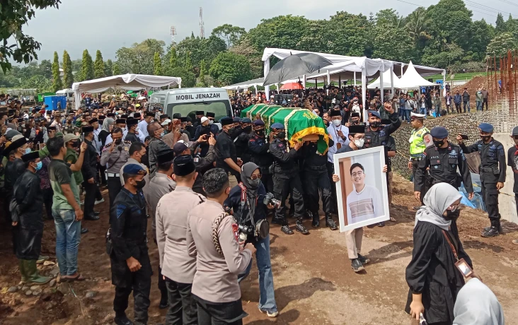 Makamkan Putra Sulungnya,...