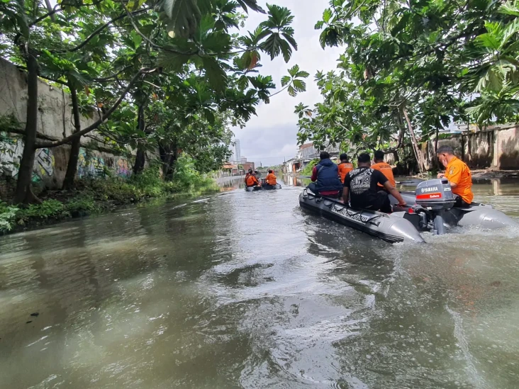 Surabaya Banjir Rob...