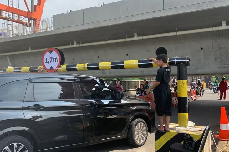 Lewati Jembatan Antilope,...