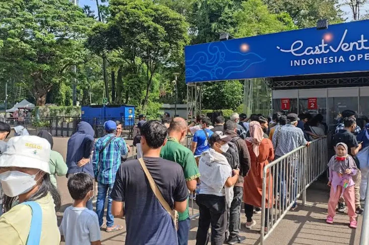 Penonton Membeludak,...