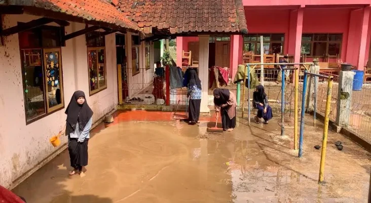Banjir Bandang Terjang...