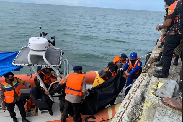 Perahu Tersambar Petir,...