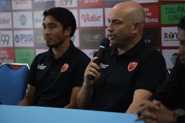 Hadapi Persikabo, Pelatih...