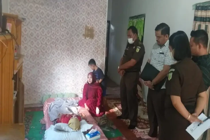 Tak Punya Biaya Berobat,...