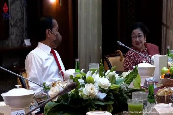 Momen Jokowi Asyik Berbincang...