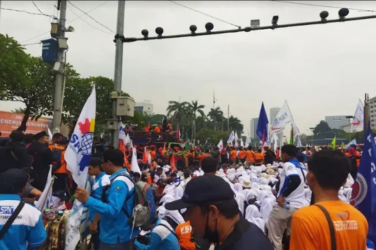 Gara-gara Kawat Berduri,...