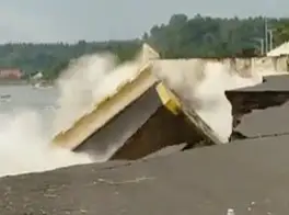 Breaking News: Jembatan...