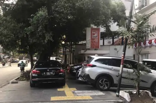Cara Parkir Mobil di...