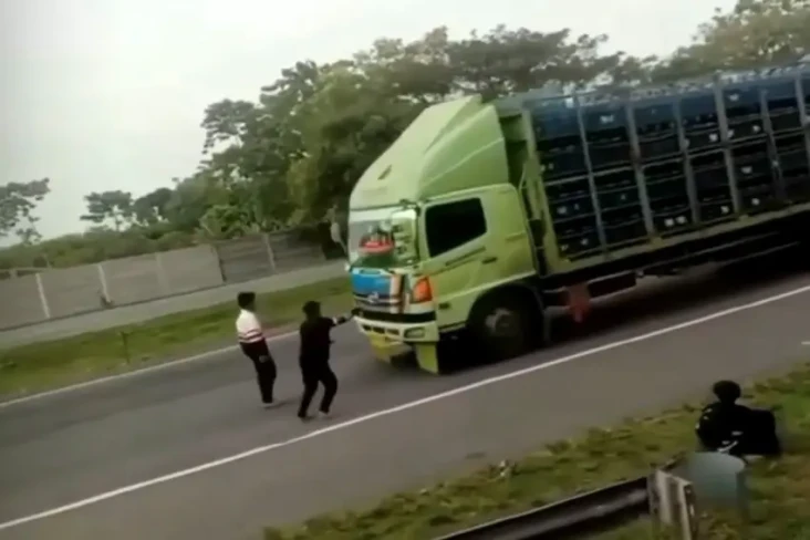 Menantang Maut, Bocah...