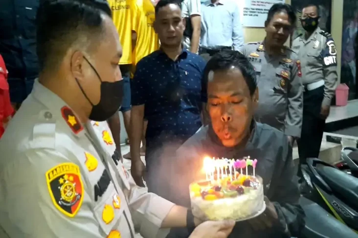 Terima Kado Ulang Tahun...
