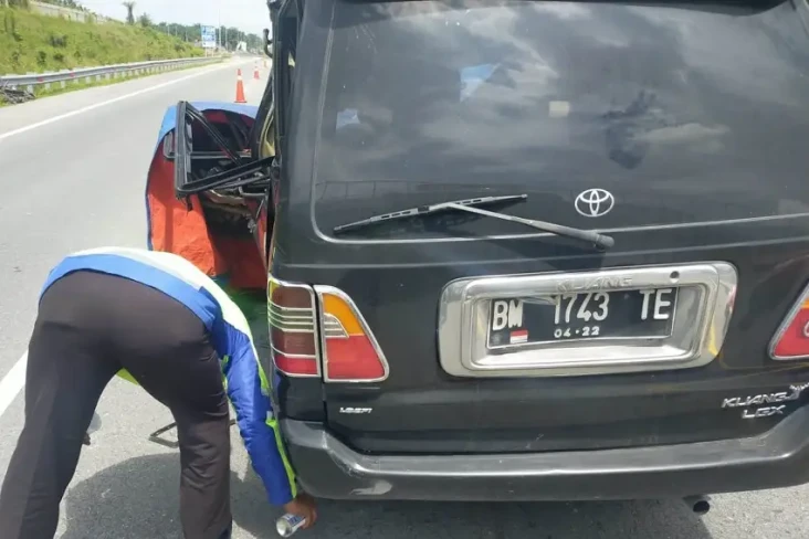 Kijang Tabrak Truk Kontainer...