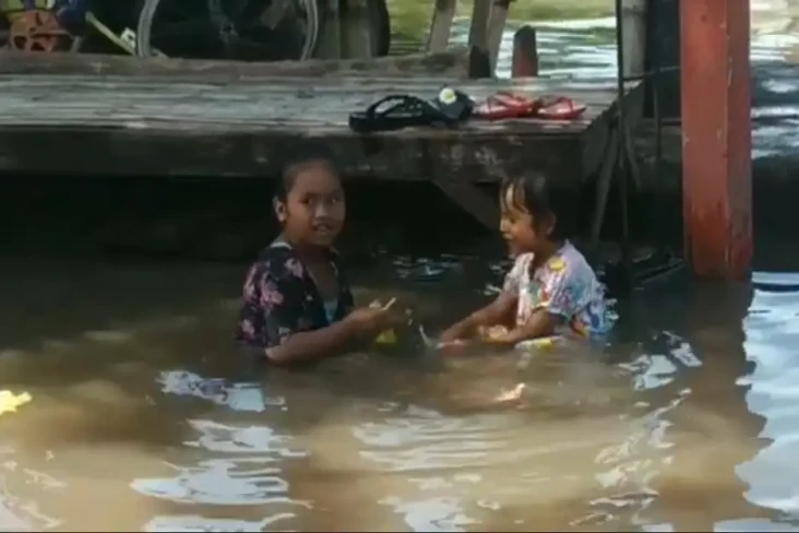 Mendadak Diterjang Banjir...
