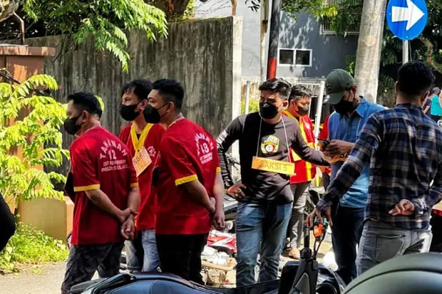 6 Oknum Polisi Jadi...