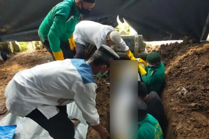 Polisi Bongkar Makam...