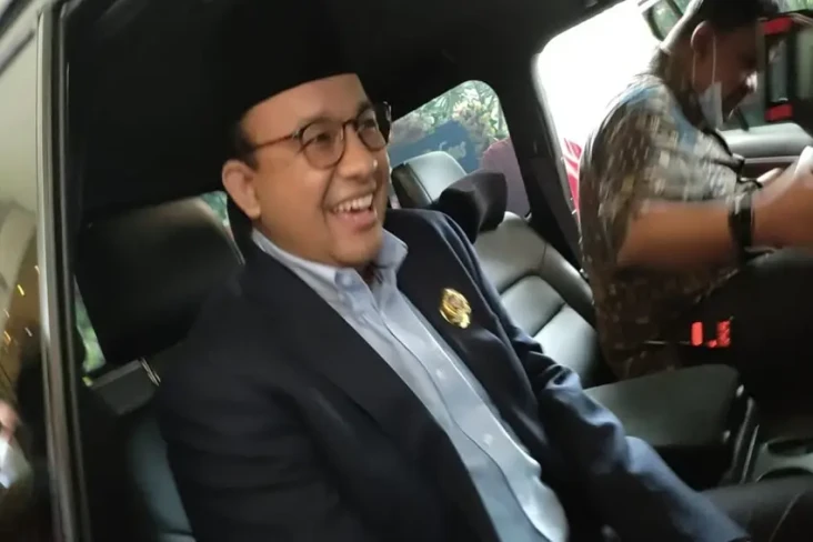 Anies Baswedan Tersenyum...