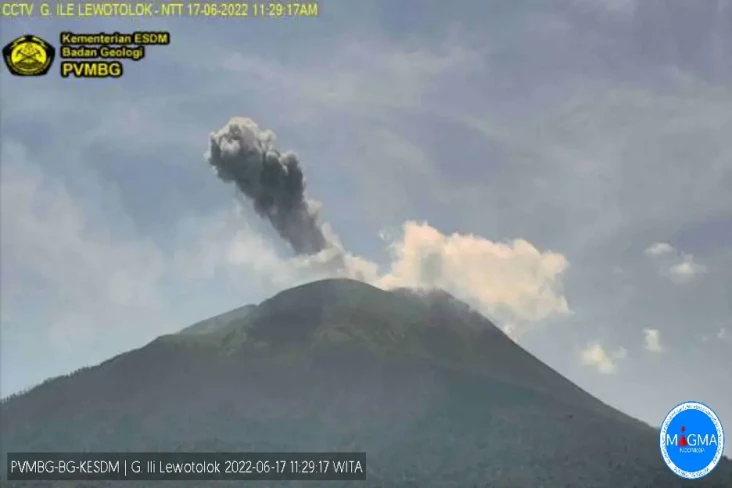 Gunung Ili Lewotolok...