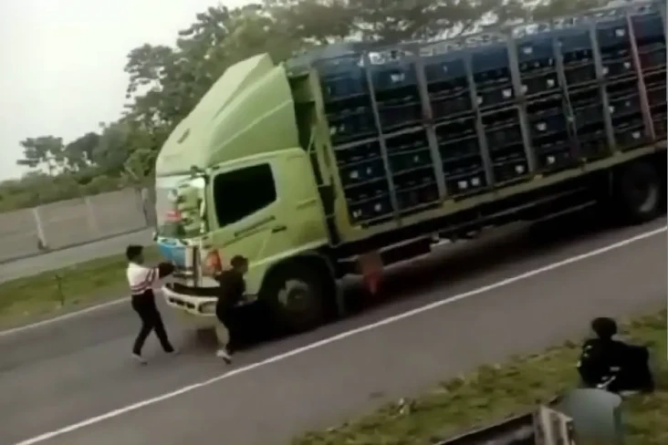 Polisi Amankan 8 Remaja...