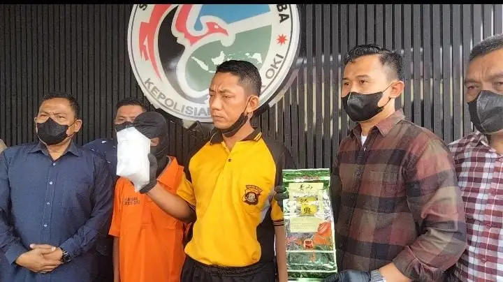 Ditangkap Bawa 1 Kg...