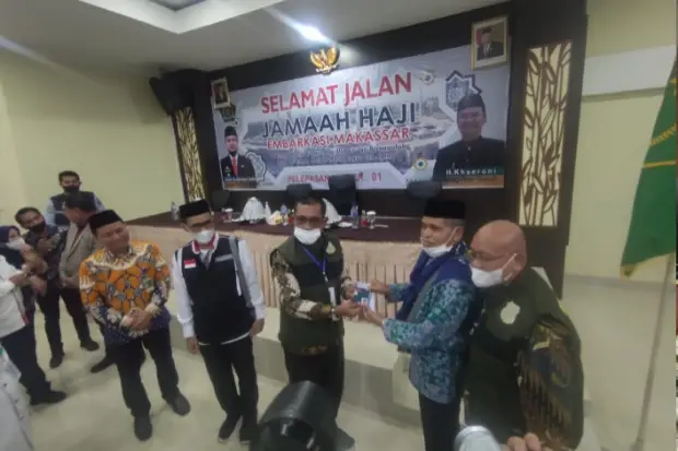 Penyerahan Paspor oleh...