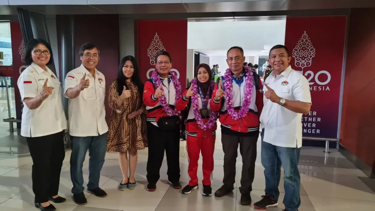 Juara Dunia Remaja Angkat...