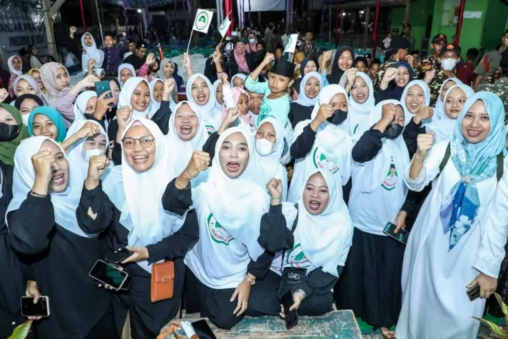 Ribuan Santri dan Kiai...