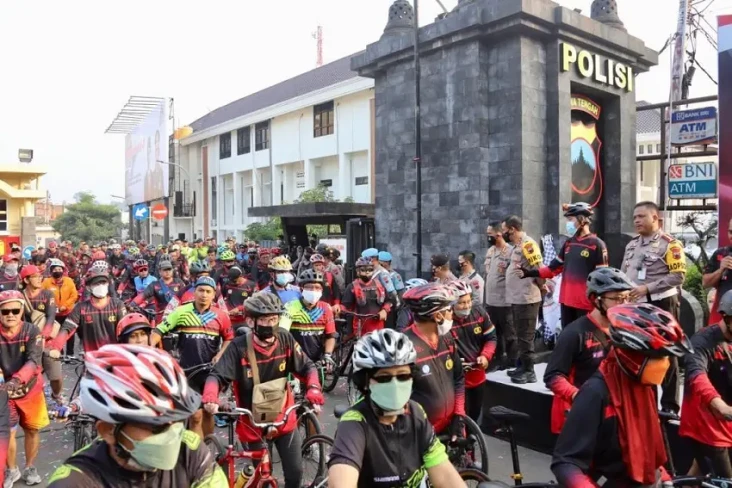 Start di Mapolda, Warga...