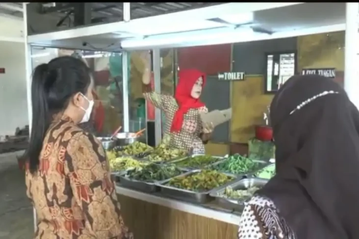 Pemilik Warung Tegal...