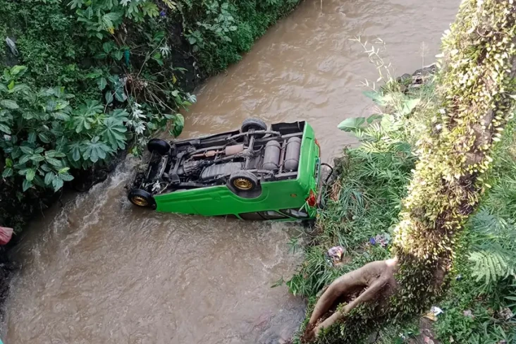 Angkot di Bogor Terjun...
