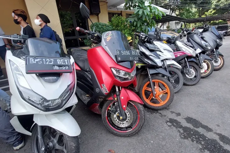 Beraksi Setahun, Otak...