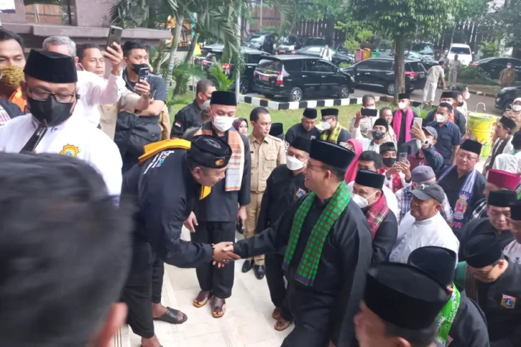 Kenakan Pangsi dan Sarung...