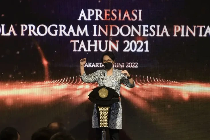 Kemendikbudristek Beri...