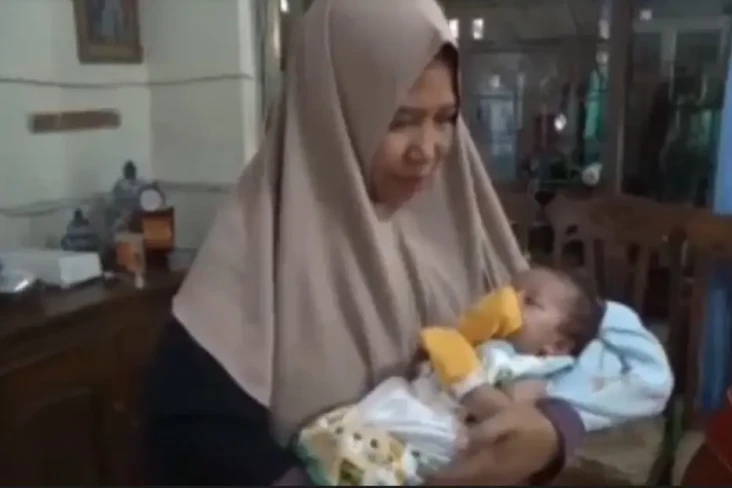 Bayi Perempuan di Dalam...