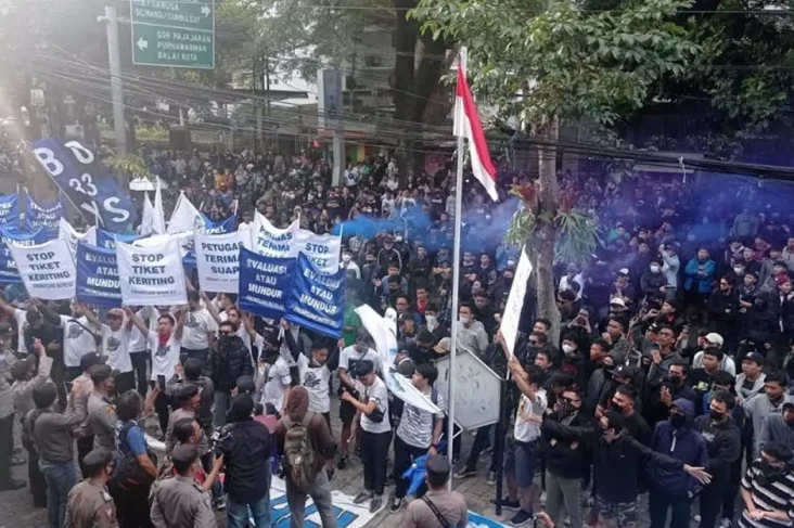 Bobotoh Geruduk Kantor...
