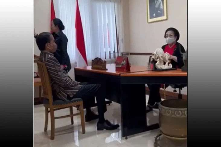 Potret Jokowi Berbincang...