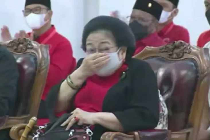 Momen Megawati Tersipu...