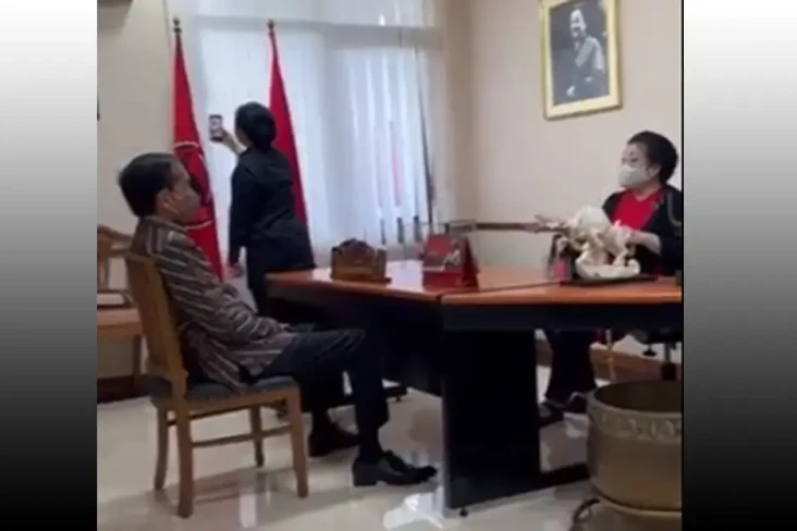 Puan Asyik Ngevlog di...