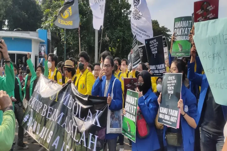 Beraksi di Patung Kuda,...