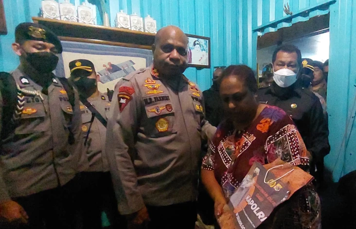 Sambil Pegang Tangan...